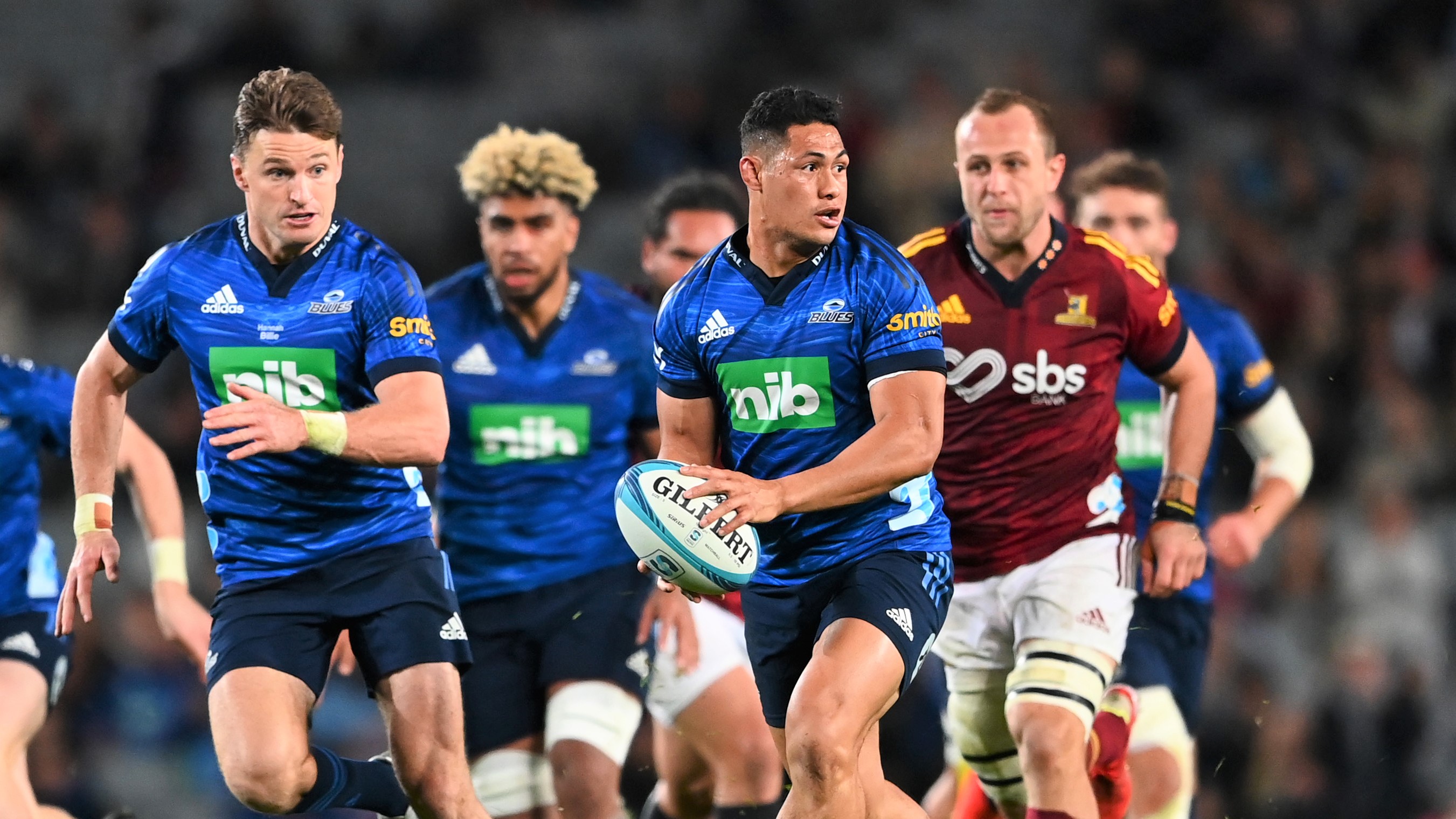 AUCKLAND, NEW ZEALAND - JUNE 04: Roger Tuivasa-Sheck of the Blues makes a break during the Super Rugby Pacific Quarter Final match between the Blues and the Highlanders at Eden Park on June 04, 2022 in Auckland, New Zealand. (Photo by Hannah Peters/Getty Images)