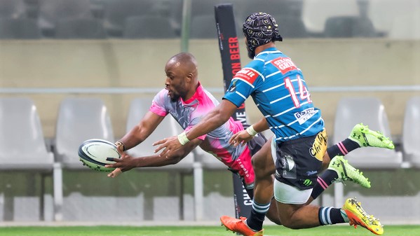 NELSPRUIT, SOUTH AFRICA - JUNE 10: Tapiwa Mafura of the Pumas and Munier Hartzenberg of the Tafel Lager Griquas during the Carling Currie Cup match between Airlink Pumas and Windhoek Draught Griquas at Mbombela Stadium on June 10, 2022 in Nelspruit, South Africa. (Photo by Dirk Kotze/Gallo Images)