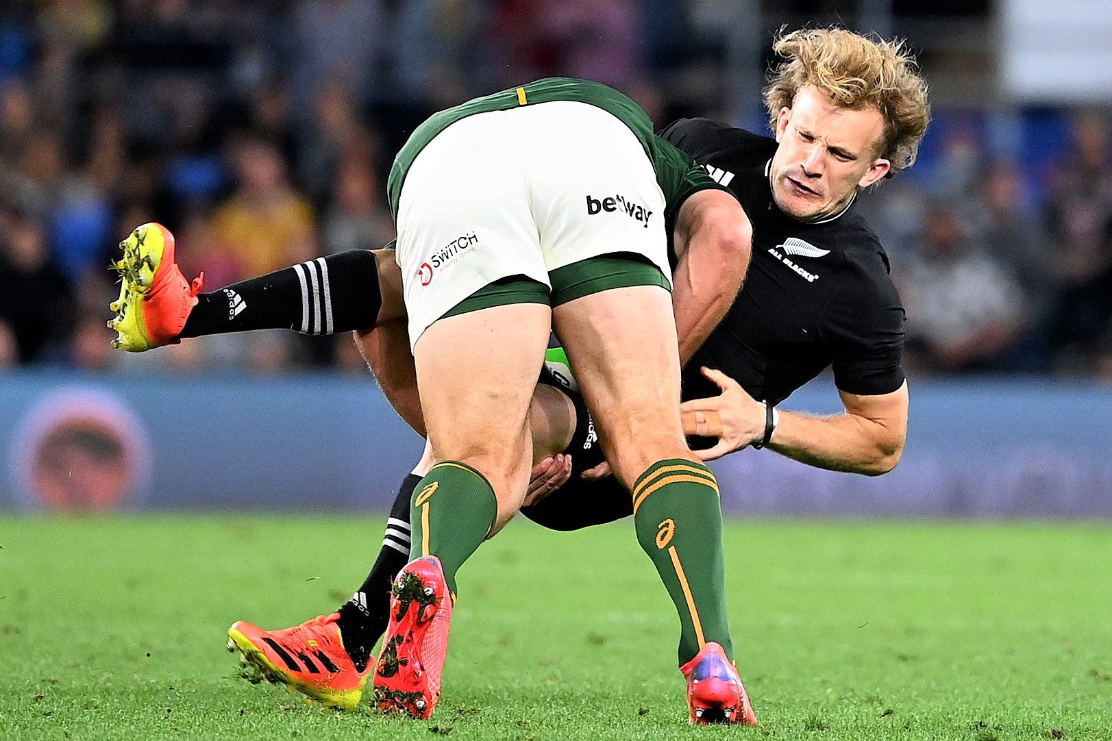 epa09501428 Springboks player Frans Steyn (front) tackles Damian McKenzie of the All Blacks during Round 6 of the Rugby Championship match between South Africa's Springboks and New Zealand's All Blacks at CBus Stadiumon on the Gold Coast, Queensland, Australia, 02 October 2021. EPA/DAVE HUNT AUSTRALIA AND NEW ZEALAND OUT