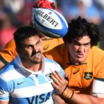 SAN JUAN, ARGENTINA - AUGUST 13: Rory Arnold of Australia battles for possession with Pablo Matera of Argentina during a Rugby Championship match between Argentina Pumas and Australian Wallabies at San Juan del Bicentenario Stadium on August 13, 2022 in San Juan, Argentina. (Photo by Rodrigo Valle/Getty Images)