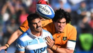 SAN JUAN, ARGENTINA - AUGUST 13: Rory Arnold of Australia battles for possession with Pablo Matera of Argentina during a Rugby Championship match between Argentina Pumas and Australian Wallabies at San Juan del Bicentenario Stadium on August 13, 2022 in San Juan, Argentina. (Photo by Rodrigo Valle/Getty Images)