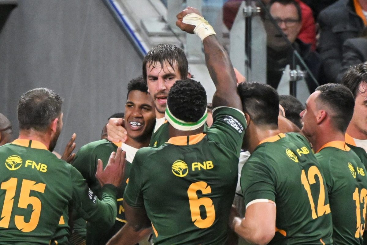 epa10156650 Canan Moodie of South Africa (centre) celebrates his run away try during the Rugby Championship Test match between the Australian Wallabies and the South African Springboks at Allianz Stadium in Sydney, Australia, 03 September 2022. EPA/DEAN LEWINS AUSTRALIA AND NEW ZEALAND OUT