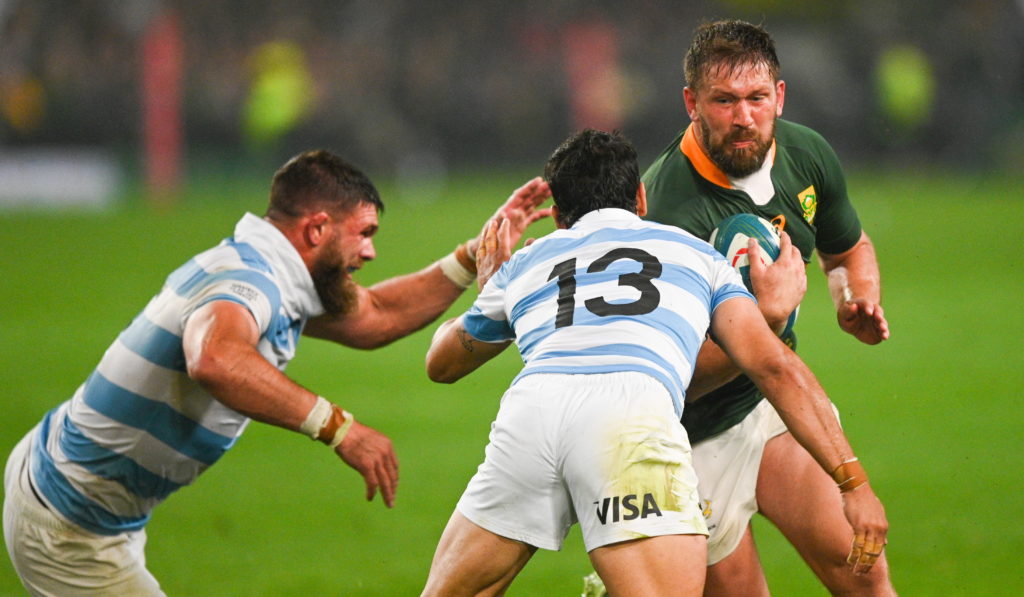epa10204124 Frans Steyn (R) of South Africa is tackled by Argentinian players Matias Moroni (C) and Marcos Kremer (L) during the 2022 Castle Lager Rugby Championship match between South Africa and Argentina at Kings Park in Durban, South Africa, 24 September 2022.