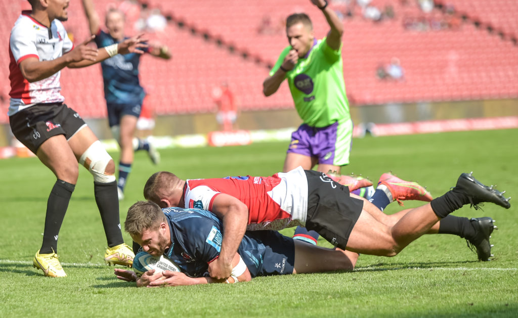 JOHANNESBURG, SOUTH AFRICA - OCTOBER 15: Stuart McCloskey of Ulster Rugby scoring his try with Jaco Visagie of the Emirates Lions to late to stop him during the United Rugby Championship match between Emirates Lions and Ulster at Emirates Airline Park on October 15, 2022 in Johannesburg, South Africa. (Photo by Christiaan Kotze/Gallo Images)