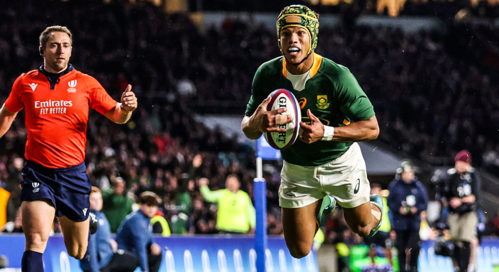 LONDON, ENGLAND - NOVEMBER 26: Kurt-Lee Arendse of South Africa goes over to score their side's first try during the Autumn International match between England and South Africa at Twickenham Stadium on November 26, 2022 in London, England. (Photo by Warren Little/Getty Images)