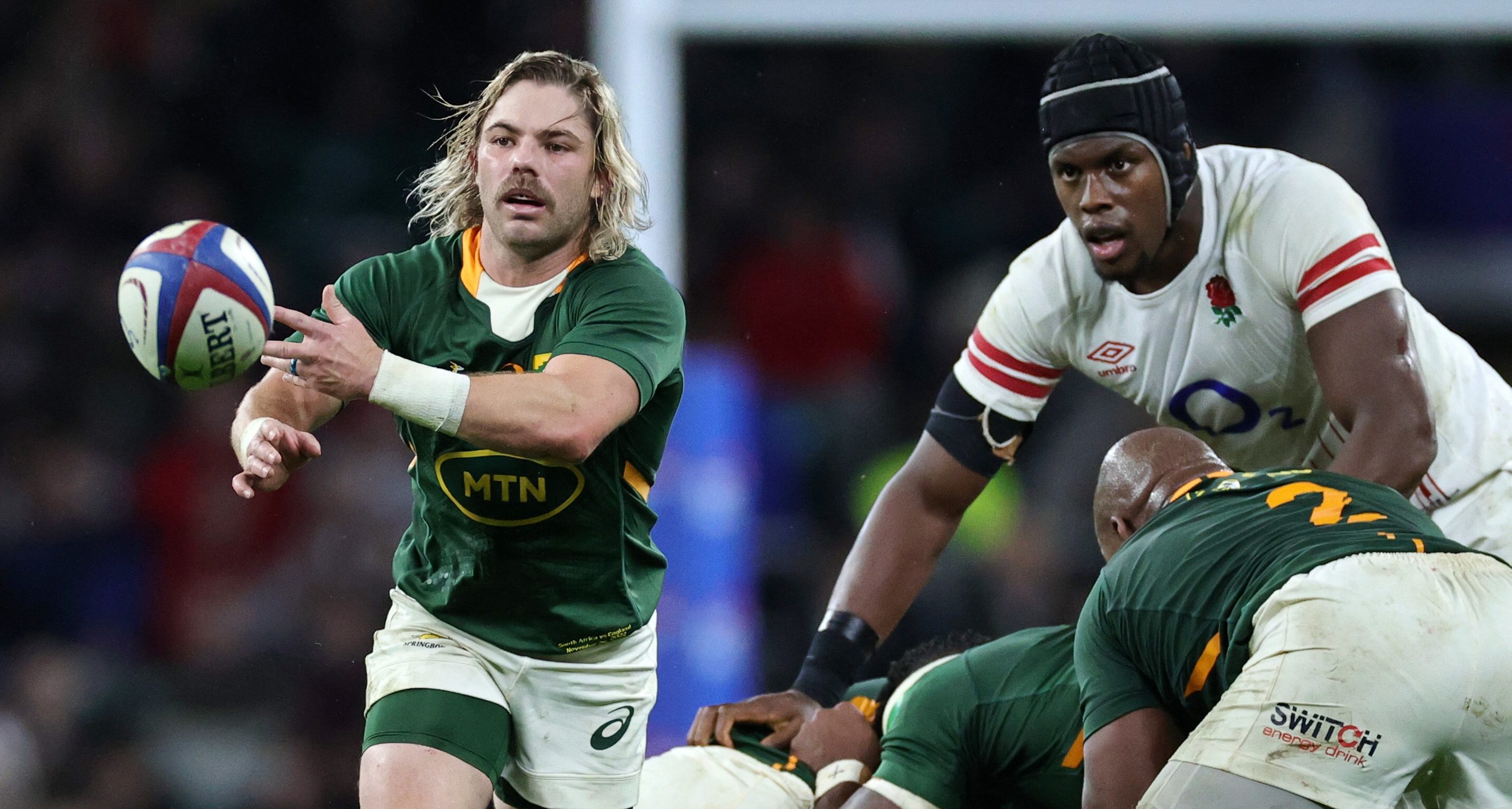 LONDON, ENGLAND - NOVEMBER 26: Faf de Klerk of South Africa passes the ball during the Autumn International match between England and South Africa at Twickenham Stadium on November 26, 2022 in London, England. (Photo by David Rogers/Getty Images)
