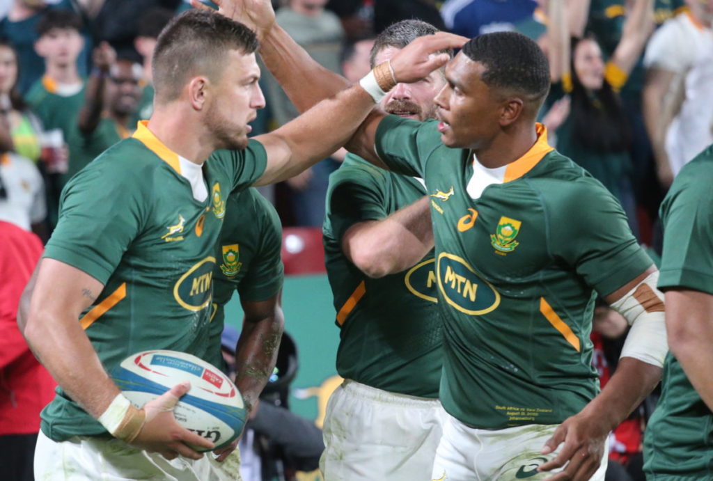 epa10119226 South Africa's Handre Pollard (L) and Damian Willemse (R) celebrate a try during the 2022 Rugby Championship match between South Africa and New Zealand held at the Ellis Park Stadium, Johannesburg, South Africa, 13 August 2022.
