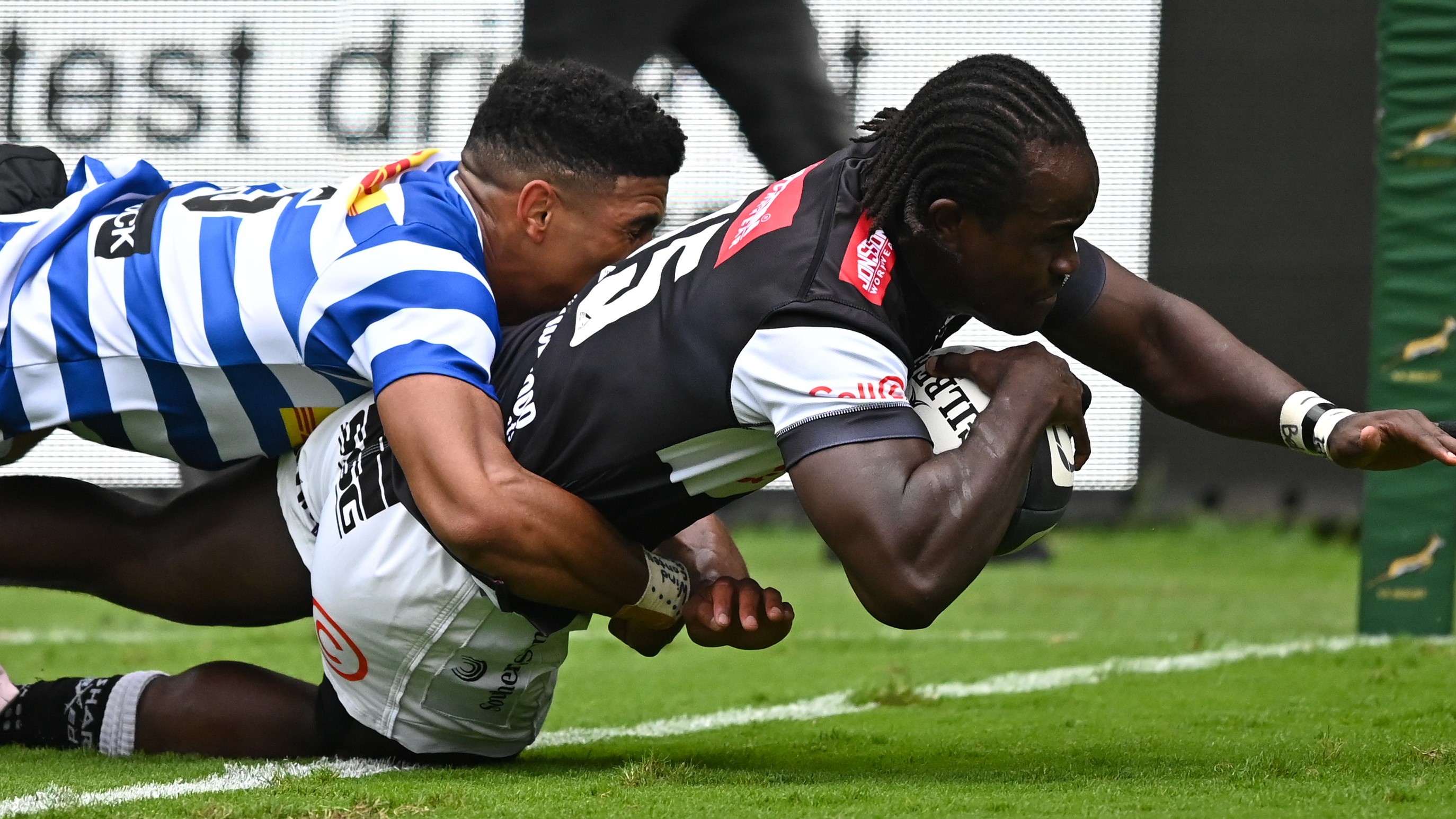 Sacha Mngomezulu of the Western Province cannot stop Yaw Penxe of the Cell C Sharks od scoring during the 2023 Currie Cup match between Sharks and Western Province held at Kings Park in Durban on 26 March 2023 ©Gerhard Duraan/BackpagePix