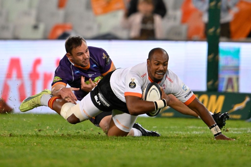Cheetahs claw Griffons to go top