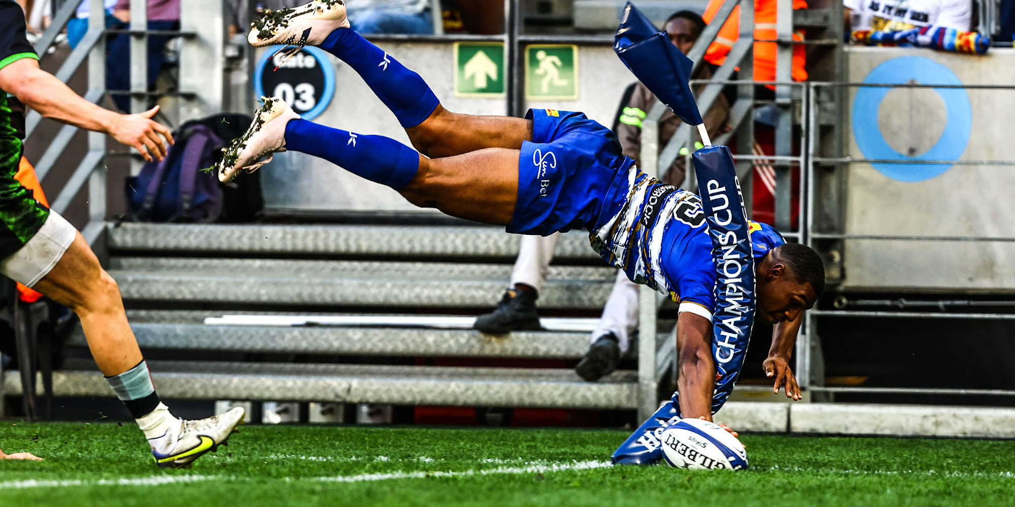 CAPE TOWN, SOUTH AFRICA - APRIL 01: Damian Willemse of the DHL Stormers dives acrobatic for a try during the Heineken Champions Cup, round of 16 match between DHL Stormers and Harlequins at DHL Stadium on April 01, 2023 in Cape Town, South Africa. (Photo by EJ Langner/Gallo Images/Getty Images)