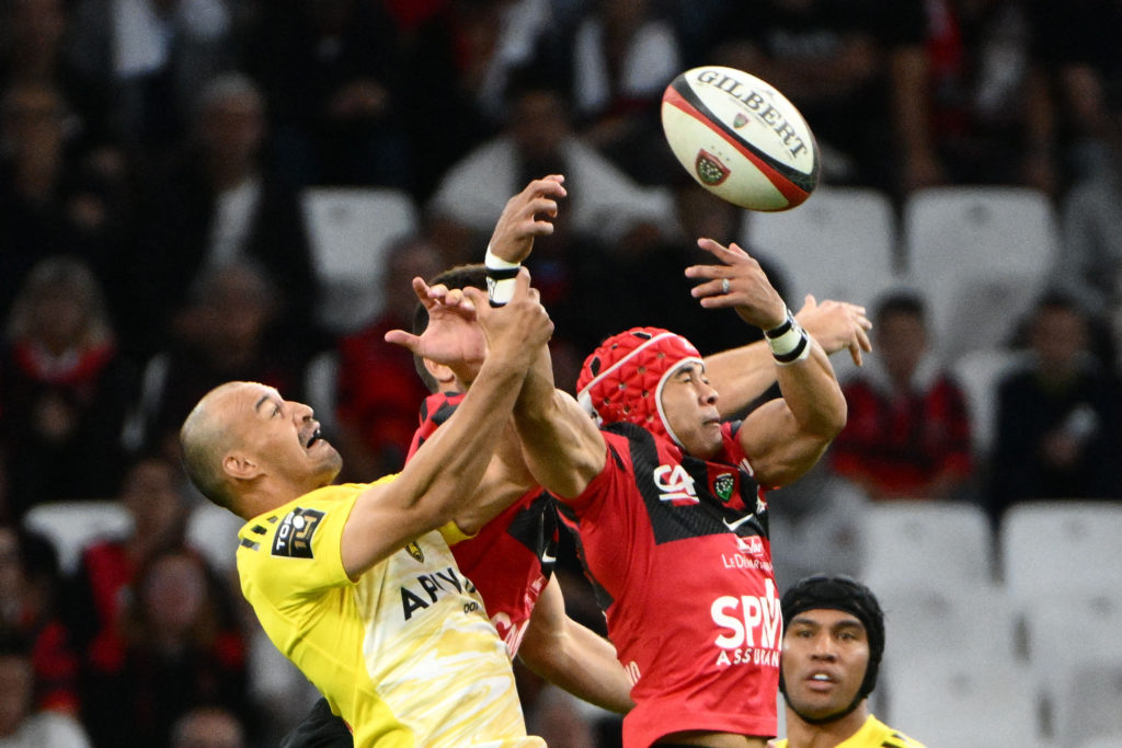 Toulon's South African wing Cheslin Kolbe (R) fights for the ball with La Rochelle's South African wing Dillyn Leyds (L) during to the French Top 14 rugby union match between Rugby Club Toulonnais (Toulon) and Stade Rochelais (La Rochelle) at Stade Mayol in Toulon, south-eastern France on May 6, 2023.