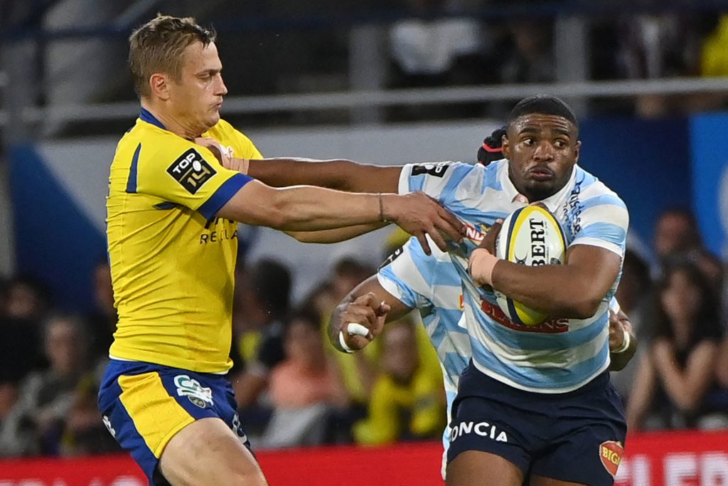 Racing92's South African full back Warrick Gelant (R) is tackled by Clermont's French fly-half Jules Plisson (L) during the French TOP 14 rugby union match between ASM Clermont Auvergne and Racing 92 at the Marcel-Michelin Stadium in Clermont-Ferrand, central France on May 28, 2023. (Photo by Sylvain THOMAS / AFP)