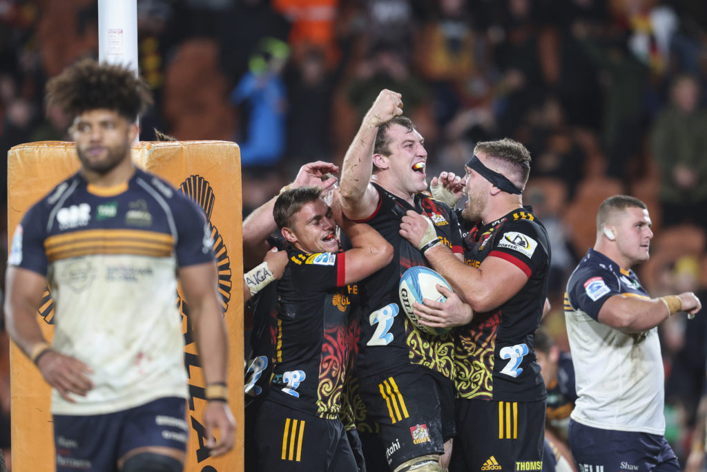 Chiefs' Brodie Retallick (C) celebrates scoring a try during the Super Rugby semifinal match between the Waikato Chiefs and ACT Brumbies at FMG Stadium in Hamilton on June 17, 2023. (Photo by MICHAEL BRADLEY / AFP)