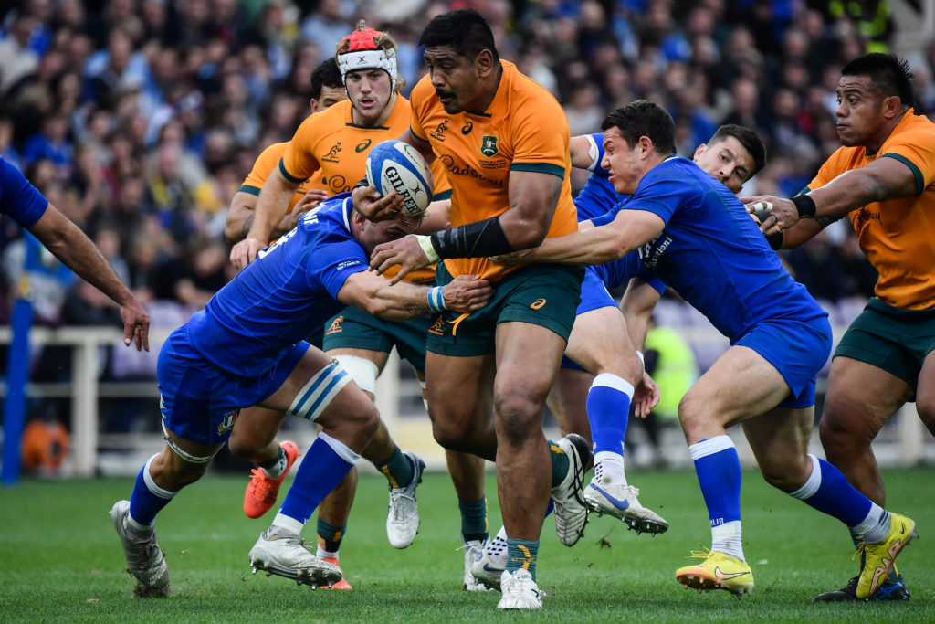 Australia's lock Will Skelton (C) is tackled during the rugby union Test match between Italy and Australia on November 12, 2022 at the Artemio-Franchi stadium in Florence, Tuscany.