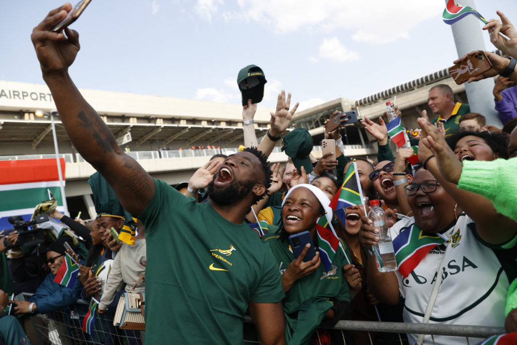 Siya Kolisi poses with fans during the team's World Cup departure ceremony