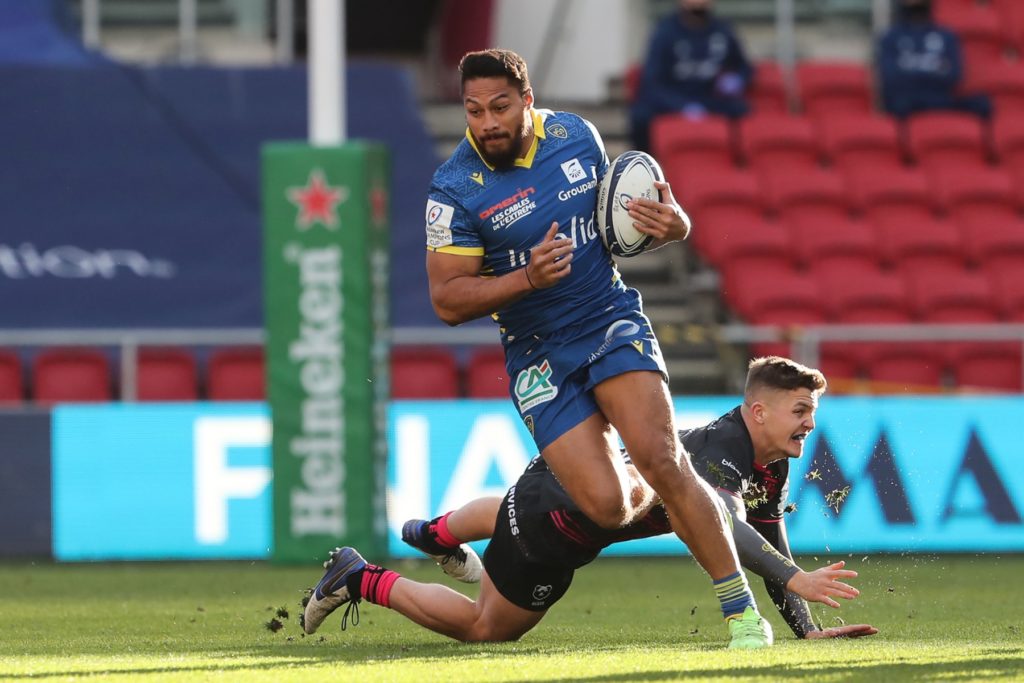 Clermont's New Zealander center George Moala (Front) runs with the ball during the European Rugby Champions Cup rugby union Group B match between Bristol and Clermont at Ashton Gate Stadium in Bristol, on December 12, 2020.