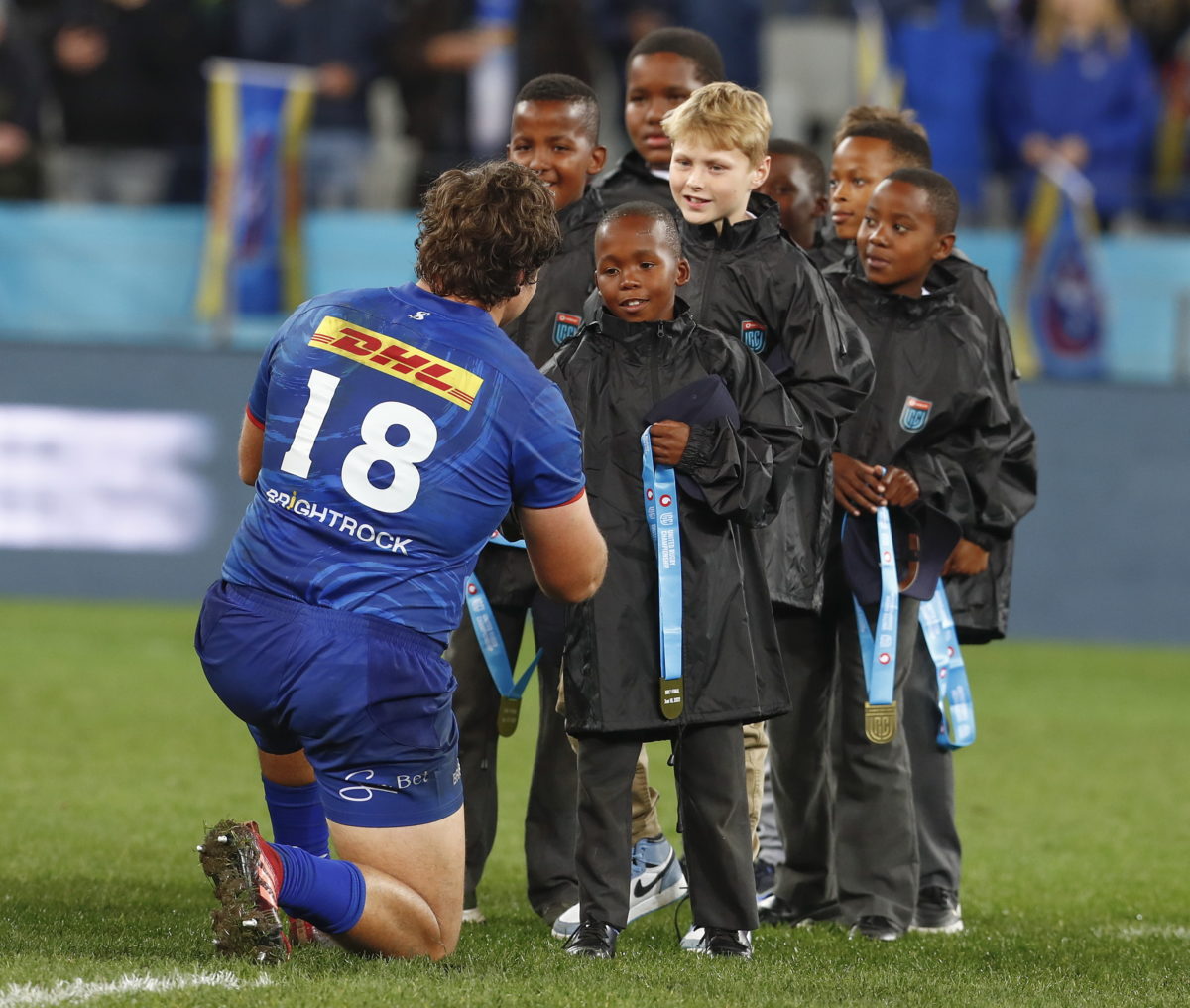 epa10021116 A South African boy presents a winners medal to Neethling Fouche of the Stormers after winning the United Rugby Championship (URC) 2021/22 Final between the Stormers and the Bulls in Cape Town, South Africa, 18 June 2022.