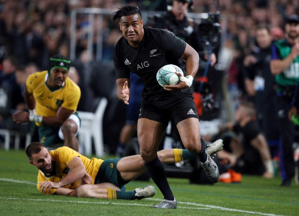 New Zealand's Julian Savea (R) breaks the tackle from Australia's Nick Frisby (L) and Henry Speight (back L)during the third rugby Bledisloe Cup Test between the New Zealand All Blacks and Australia at Eden Park in Auckland on October 22, 2016.