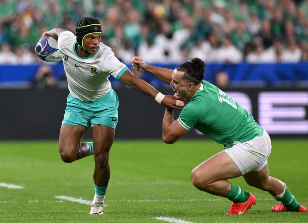 South Africa's right wing Kurt-Lee Arendse (L) fights for the ball with Ireland's left wing James Lowe during the France 2023 Rugby World Cup Pool B match between South Africa and Ireland at the Stade de France in Saint-Denis, on the outskirts of Paris on September 23, 2023. (Photo by MARTIN BUREAU / AFP)