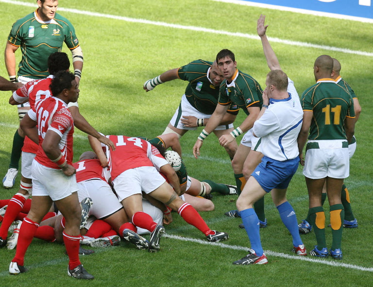 British referee Wayne Barnes (R) validates a try scored by Tonga during their rugby union World Cup group A match South Africa vs. Tonga, 22 September 2007 at the Bollaert stadium in Lens, north of France. South Africa won 30 - 25. AFP PHOTO / PHILIPPE HUGUEN