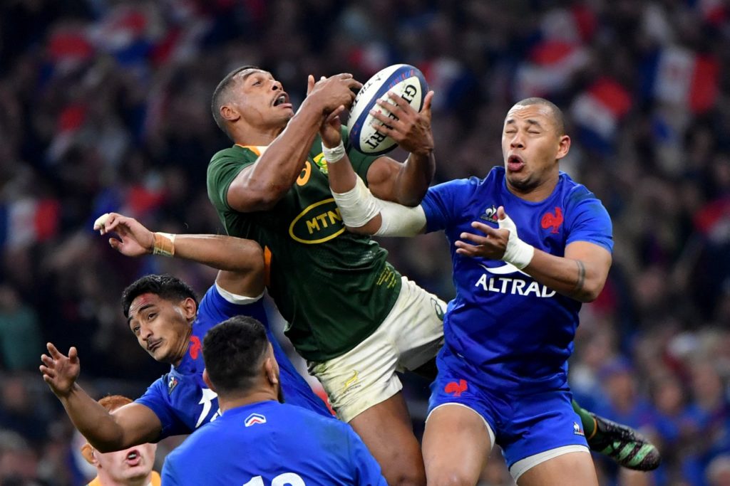 South Africa's fly-half Damian Willemse (C) vies with France's centre Gael Fickou (R) and France's wing Yoram Moefana (L) during the Autumn Nations Series rugby union test match between France and South Africa at the Velodrome stadium in Marseille on November 12, 2022.