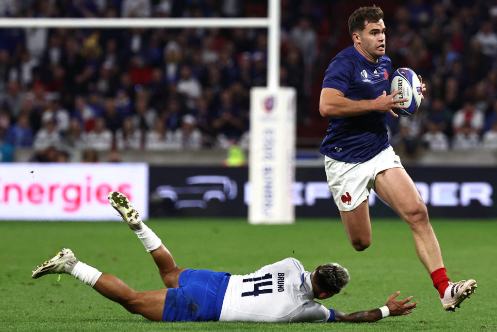France thrash Italy to reach quarters