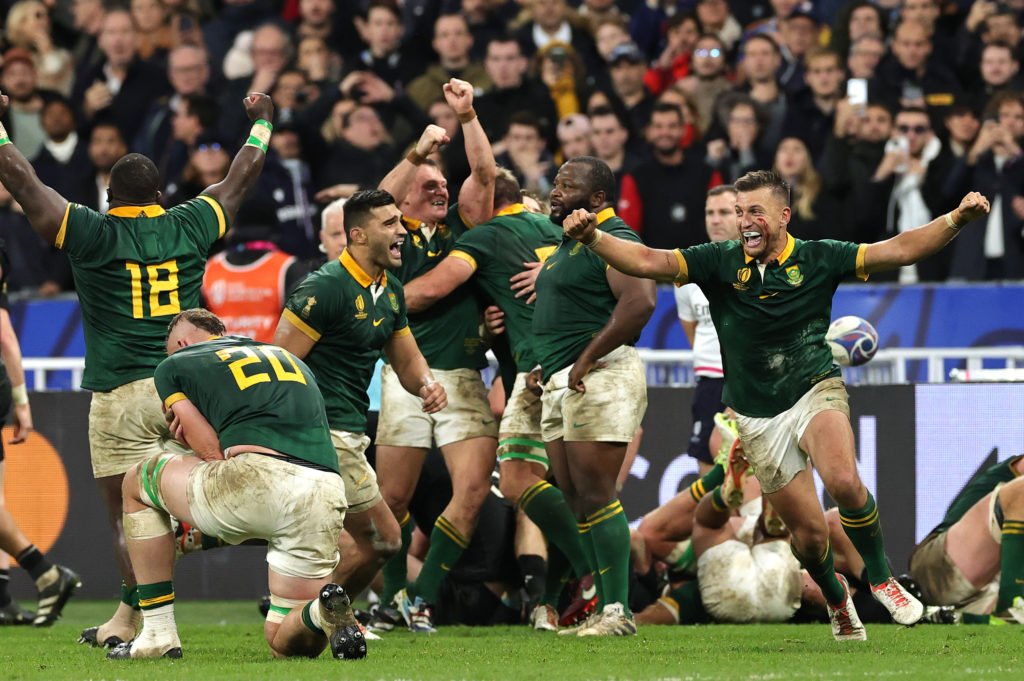 PARIS, FRANCE - OCTOBER 28: Handre Pollard (R), of South Africa, who scored all their points in the match, celebrates victory at the final whistle during the Rugby World Cup France 2023 Gold Final match between New Zealand and South Africa at Stade de France on October 28, 2023 in Paris, France. (Photo by David Rogers/Getty Images)