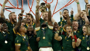 epa10946241 South Africa captain Siya Kolisi lifts the Webb Ellis trophy after the team won the Rugby World Cup 2023 final between New Zealand and South Africa in Saint-Denis, France, 28 October 2023. EPA/YOAN VALAT