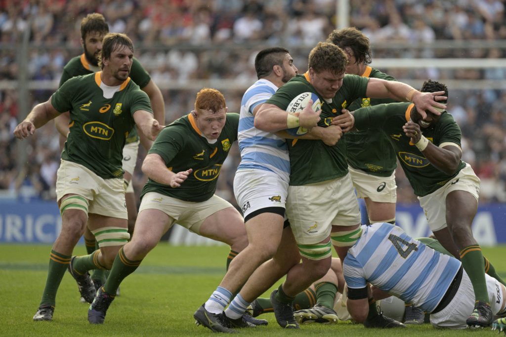 South Africa's Springboks N8 Jasper Wiese (2-R) is tackled by Argentina's Los Pumas prop Nahuel Tetaz Chaparro (C) and lock Matias Alemanno (R) during their Rugby Championship match at Libertadores de America stadium in Avellaneda, Buenos Aires on September 17, 2022. (Photo by JUAN MABROMATA / AFP)