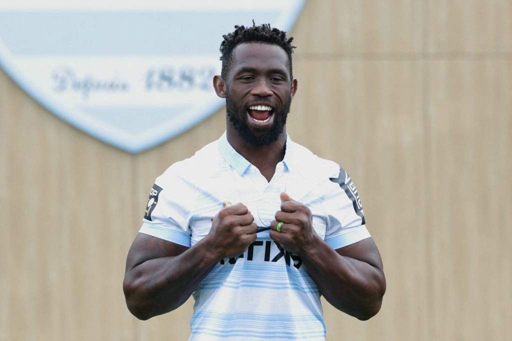 Racing Metro 92 newly recruited player South-Africa' Siya Kolisi poses with his jersey after his official presentation at the headquarters of the French top14 rugby union club, in Le Plessis-Robinson, outside Paris, on November 9, 2023.