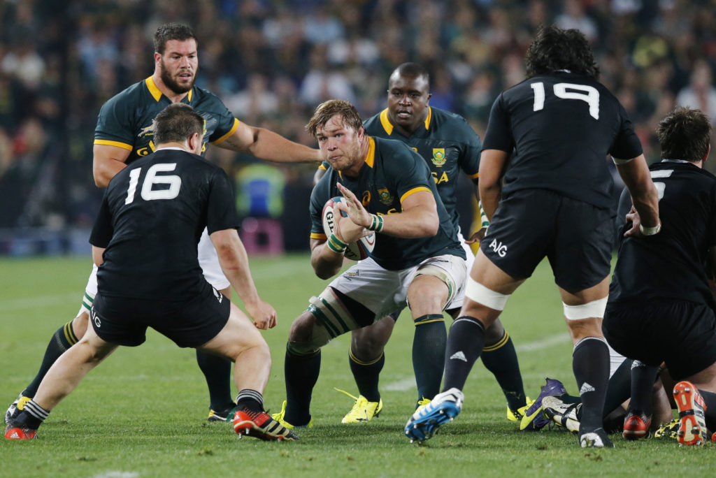 South African loose forward Duane Vermeulen tries to break through during the final phase of the Four Nations tournament rugby union match between South Africa and New Zealand at the Ellis Park Stadium in Johannesburg on October 4, 2014. AFP PHOTO/MARCO LONGARI (Photo by MARCO LONGARI / AFP)