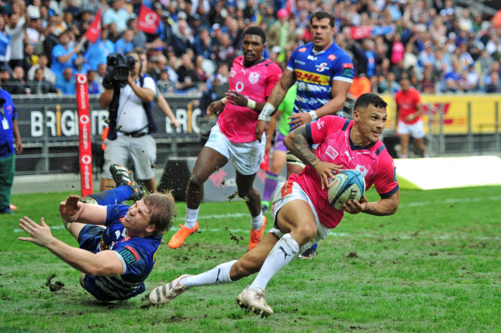 Embrose Papier of Bulls goes past Evan Roos of Stormers to score a try during the United Rugby Championship 2022/23 quarterfinal between the Stormers and Bulls at Cape Town Stadium on 6 May 2023 © Ryan Wilkisky/BackpagePix
