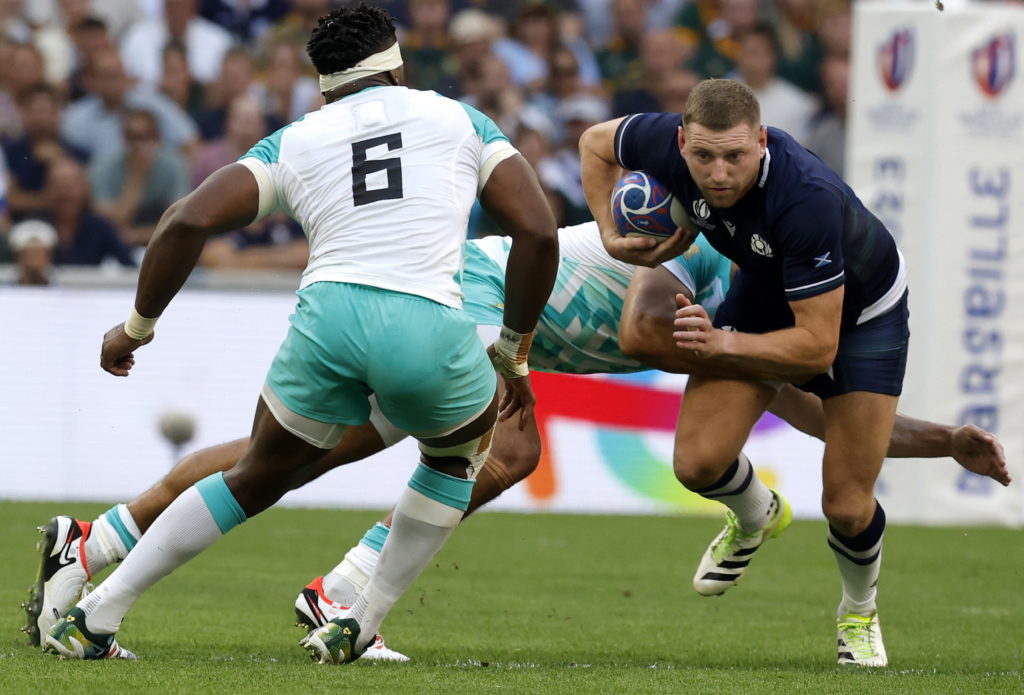 epa10853082 Scotland’s Finn Russell (R) in action against South Africa’s Siya Kolisi (L) during the Rugby World Cup 2023 Pool B match between South Africa and Scotland, in Marseille, southern France, 10 September 2023. EPA/SEBASTIEN NOGIER