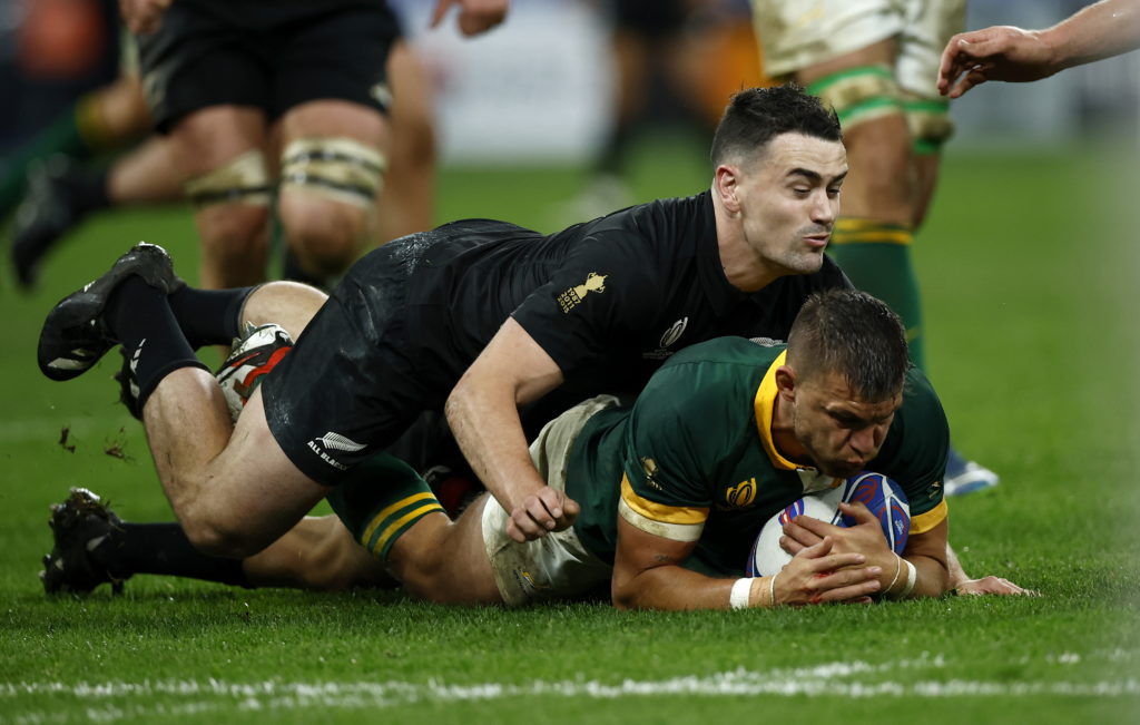 epa10945937 Will Jordan (top) of New Zealand tackles Handre Pollard of South Africa during the Rugby World Cup 2023 final between New Zealand and South Africa in Saint-Denis, France, 28 October 2023. EPA/YOAN VALAT