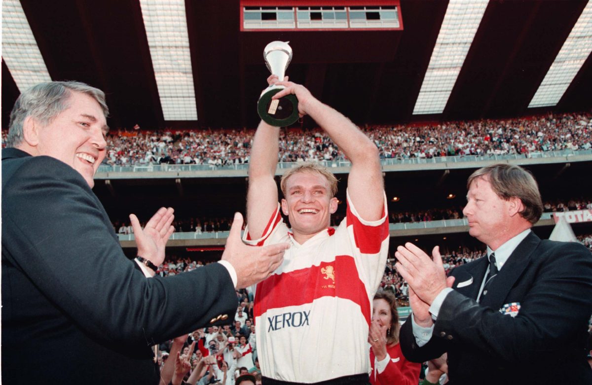 PIENAAR HOLD CURRIE CUP ALOFT 1994 TRANSVAAL PLAYER MANDATORY PHOTO CREDIT: TERTIUS PICKARD / Gallo Images